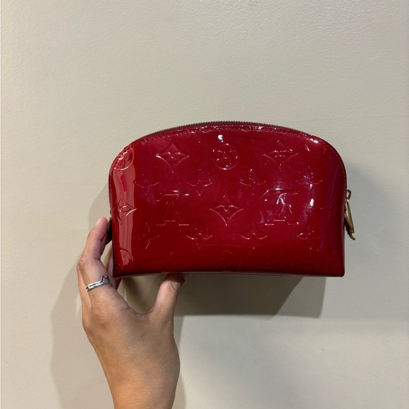 LOUIS VUITTON
Vernis Cosmetic Pouch Pomme D'Amour - Picture 2 of 4
